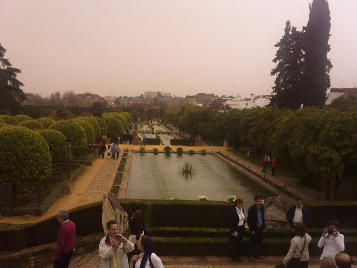 Jardines del Palacio de los Reyes Católicos en Córdoba. Lo que más destacan son sus estanques Jardines del Palacio de los Reyes Católicos en Córdoba. Lo que más destacan son sus estanques