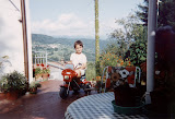 Io in garfagnana. Notare la moto: anni dopo, sulla falsariga del mezzo guidato da bambino, avrei comprato il Ciao...
