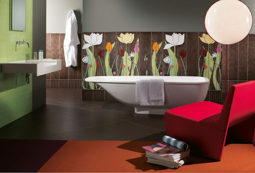 Luxury-bathroom-with-colorful-flower-motive-decor