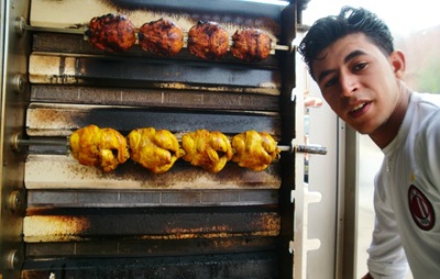 Mi amigo Hassan haciendo pollos