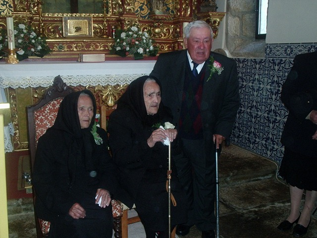 [com os 2 irmãos - entretanto a irmã faleceu[6].jpg]