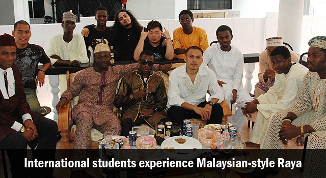 [limkokwing_international_students_experience_malaysian_style_rayabig[4].jpg]