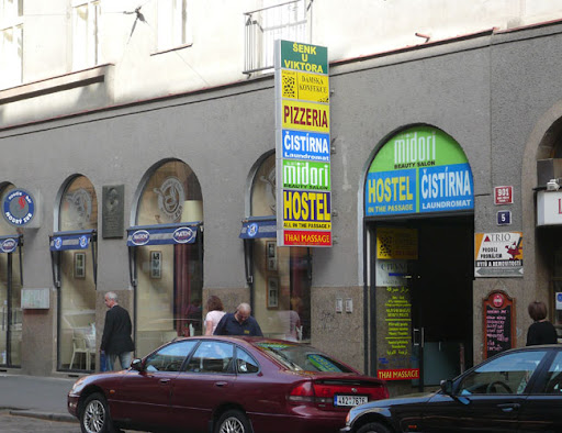 de ingang van hostel AZ
