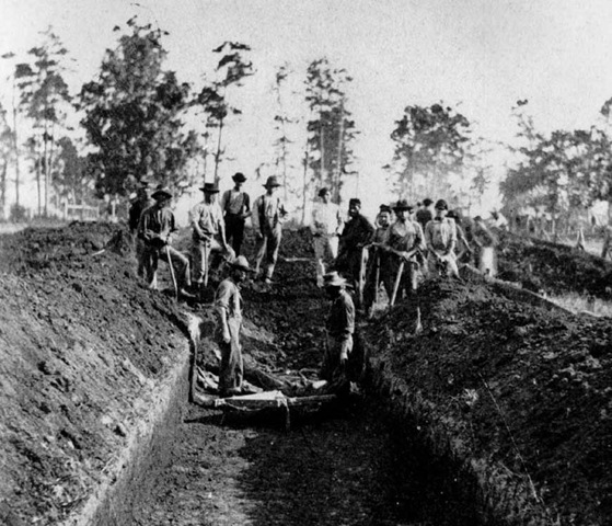 [Union prisoners being buried at Andersonville[3].jpg]