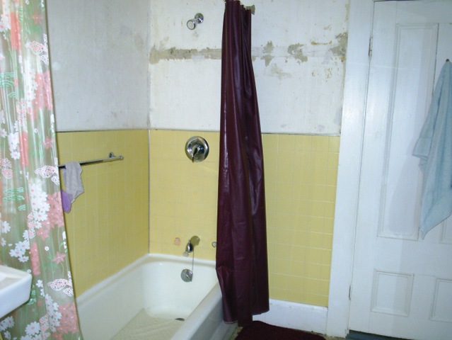 [0 BathroomBeforeSorta[3].jpg]