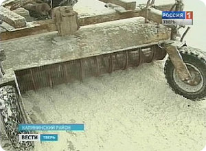 Тверские дорожники испытывают механизм для удаления льда с проезжей части