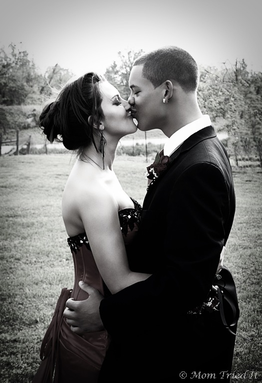 [kissingbw[11].jpg]
