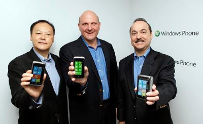 From left to right, Peter Chou, CEO of HTC, Steve Ballmer, CEO Microsoft Corp., and Ralph de la Vega, CEO and President of AT&T Mobility, launch HTC Windows Phone 7 devices in New York, Monday, Oct. 11, 2010. (Photo/Stuart Ramson)
