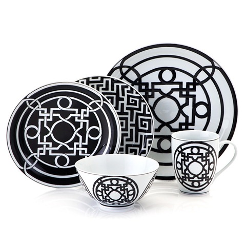 [labyrinth-black-and-white-dinnerware[3].jpg]