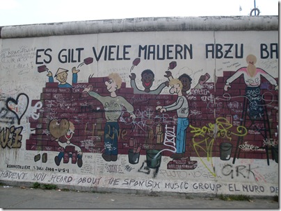 murales alla east side gallery di Berlino