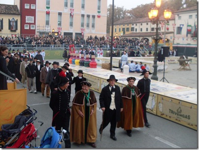 Il corteo sfila prima dell'inzio del gioco dell'oca