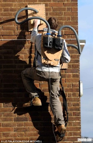[spiderman-with-vacuum-cleaner-02[4].jpg]