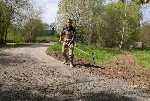 Local sangha member Fabrice Winwa in action
