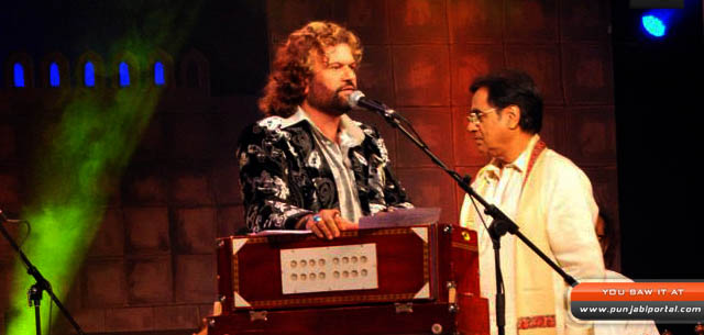 Hans Raj Hans performing at the launch of Maharaja Ranjit Singh TV Show
