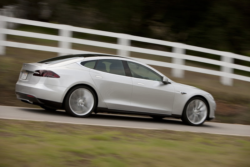 Naujasis Tesla Model S bandomas kely