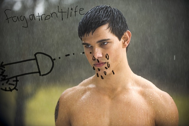[new-moon-movie-still-jacob-black-large[8].jpg]