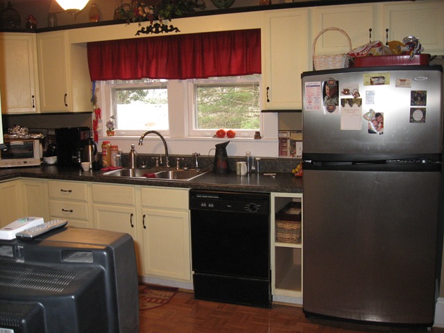 [Another view of kitchen - Thanksgiving 07[2].jpg]