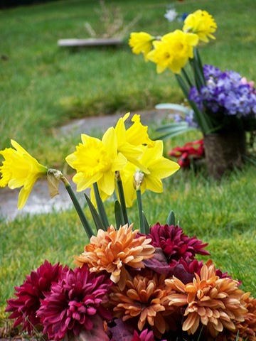 [flowers_on_graves[4].jpg]