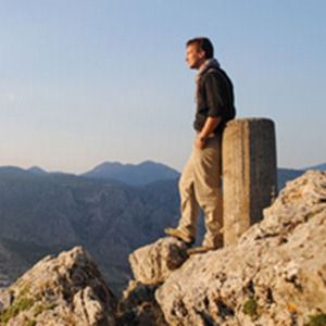 Cambridge University's Dr Michael Scott presents a documentary analyzing how and why Delphi was proclaimed the very centre of the ancient world for 1,000 years.