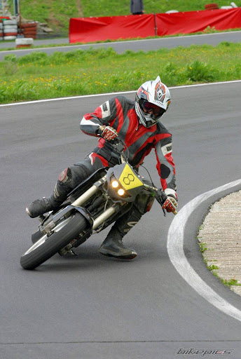 http://lh4.ggpht.com/_BnVGcWLTDK8/S0cccejftiI/AAAAAAAADIo/zaPKADm99qk/s512/dukeI.jpg