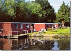 Relax and Unwind Staying in a Houseboat
