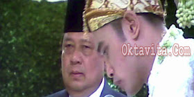 Download this Beskap Berwarna Putih Dan Juga Blankon Bercorak Batik Coklat picture