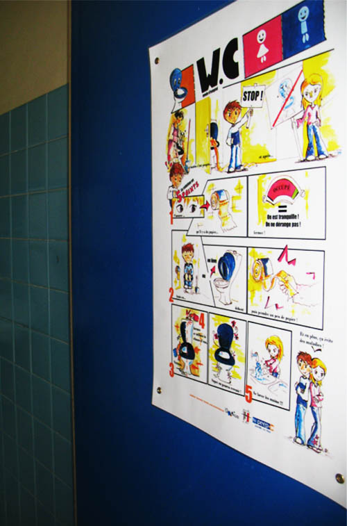 affiche affiches sur chaque porte de WC