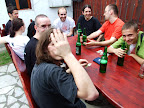 Ăla cu mâna peste, e Alin :)<br />
/* DRINK. FIX LATER */
