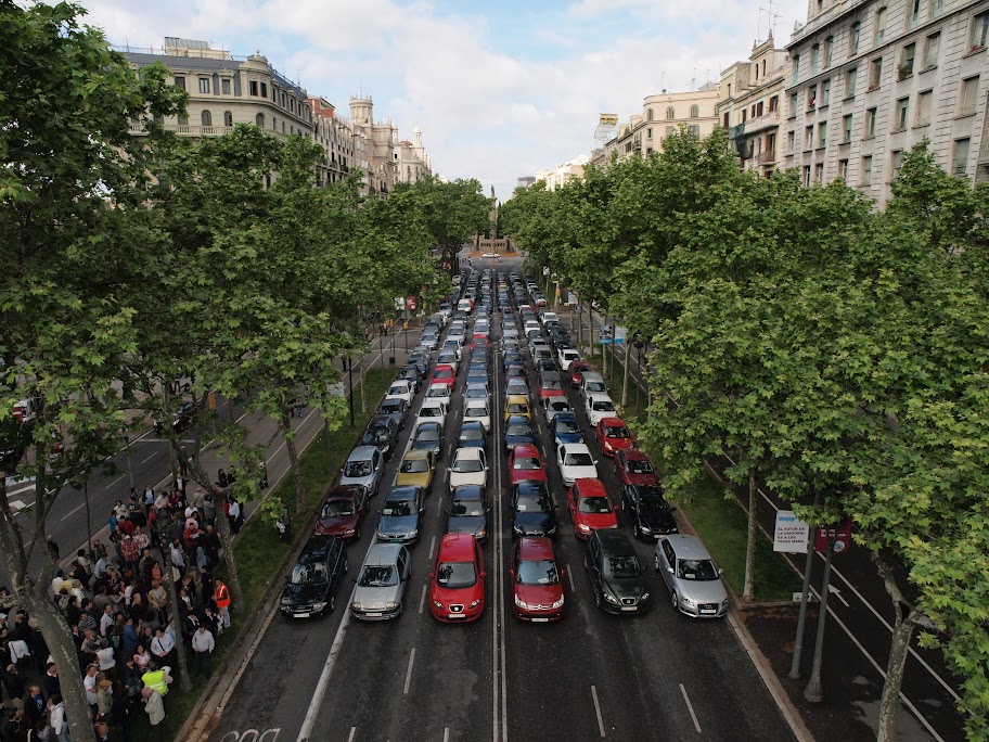 Quatro formas de transportar 200 pessoas. Foto_175_cotxes_H