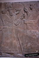 El rey Asurbanipal II, con su arco