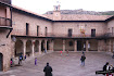 El Ayuntamiento ya se menciona en el s. XIV. La remodelaci&oacute;n del s. XVI le dio su caracter&iacute;stica forma de U.
