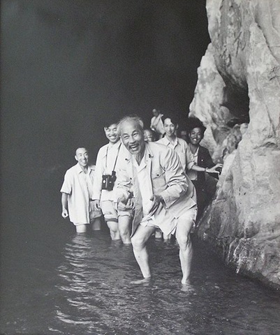 [500px-Ho_Chi_Minh_at_Lijang_River_(China)_in_1961[6].jpg]