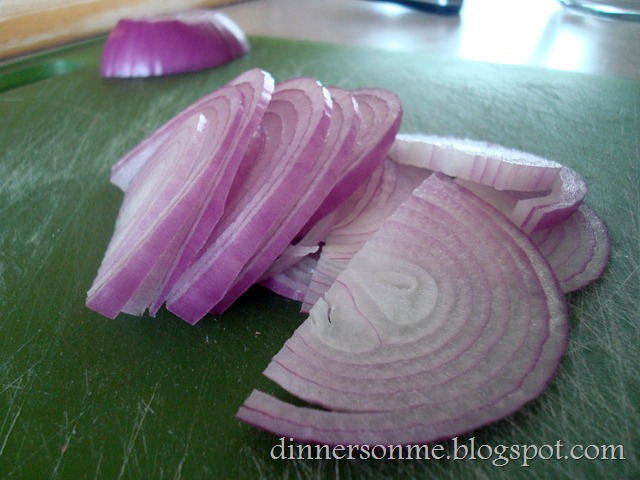 [thinly sliced red onions[2].jpg]
