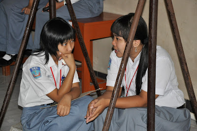 Panitia Siswa sedang asyik ngrumpi di belakang.