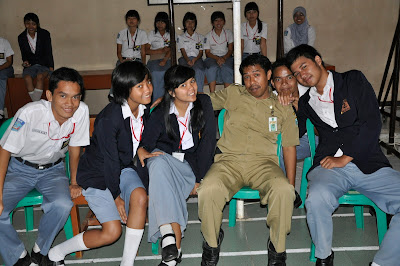 Guru paling ganteng sedang bersantai dengan panitia siswa, membuktikan kegantengannya.