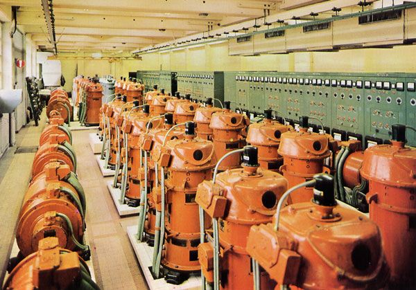Cartes Postales Pop et  Kitsch des années 50, 70 et 70 - Pop and kitsch vintage postcards from the fifties, the sixties and the seventies : L'usine RHODIACETA de BESANCON