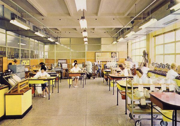 Cartes Postales Pop et  Kitsch des années 50, 70 et 70 - Pop and kitsch vintage postcards from the fifties, the sixties and the seventies : L'usine RHODIACETA de BESANCON