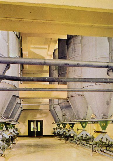 Cartes Postales Pop et  Kitsch des années 50, 70 et 70 - Pop and kitsch vintage postcards from the fifties, the sixties and the seventies : L'usine RHODIACETA de BESANCON