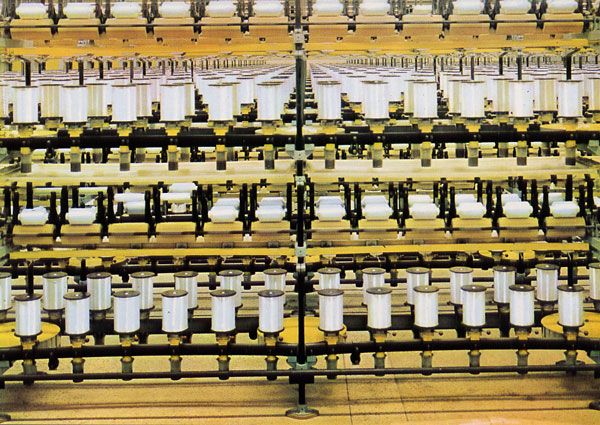 Cartes Postales Pop et  Kitsch des années 50, 70 et 70 - Pop and kitsch vintage postcards from the fifties, the sixties and the seventies : L'usine RHODIACETA de BESANCON