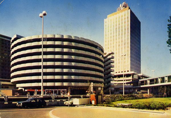 Cartes Postales Pop et  Kitsch des années 50, 70 et 70 - Pop and kitsch vintage postcards from the fifties, the sixties and the seventies : LYON (Rhône) Tour de l'UAP et parking des halles de la Part-Dieu