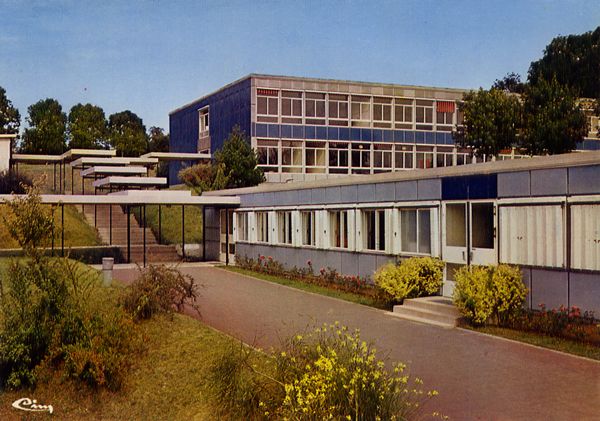 Cartes Postales Pop et  Kitsch des années 50, 70 et 70 - Pop and kitsch vintage postcards from the fifties, the sixties and the seventies : Tous à l'école AUFFAY (S.-Mar.) Le C.E.S.
