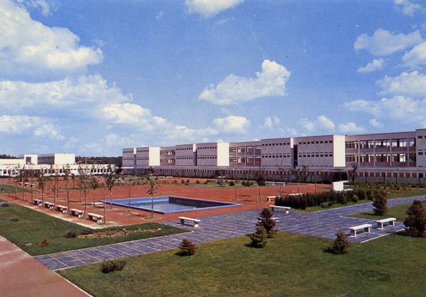 Cartes Postales Pop et  Kitsch des années 50, 70 et 70 - Pop and kitsch vintage postcards from the fifties, the sixties and the seventies : Tous à l'école ST-CYR COËTQUIDAN La Nouvelle Ecole : La Cour Wagner et les bâtiments occupés par les élèves-officiers, côté sud