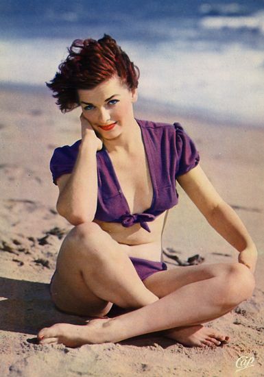 Cartes Postales Pop et  Kitsch des années 50, 70 et 70 - Pop and kitsch vintage postcards from the fifties, the sixties and the seventies : Beautés marines Babes on the beach