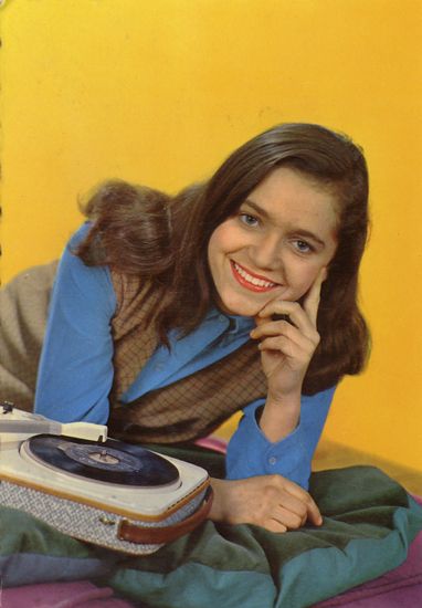 Cartes Postales Pop et  Kitsch des années 50, 70 et 70 - Pop and kitsch vintage postcards from the fifties, the sixties and the seventies : Femmes d'intérieur