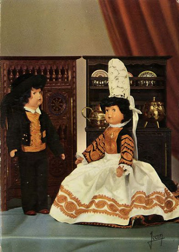 Cartes Postales Pop et Kitsch des années 50, 70 et 70 Regional Puppets / Poupées Régionales
