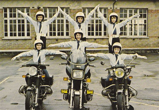 Cartes Postales Pop et  Kitsch des années 50, 70 et 70 Hospitals, residences and diverse activities / Hopitaux, résidences et activités diverses