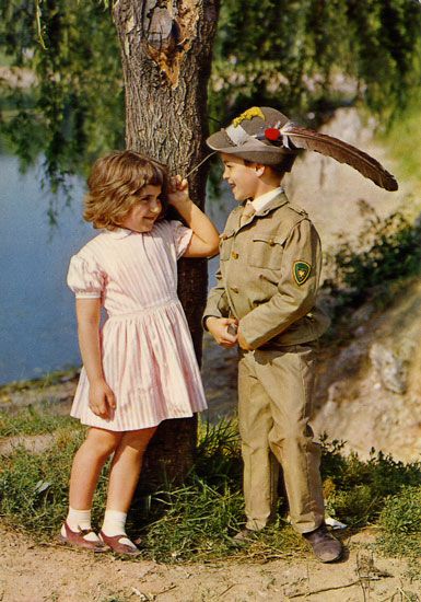 Cartes Postales Pop et  Kitsch des années 50, 70 et 70 Bride of Child soldiers/ La Fiancée des Enfants soldats