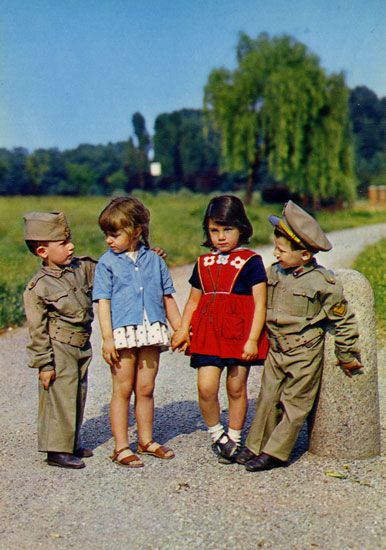 Cartes Postales Pop et  Kitsch des années 50, 70 et 70 Bride of Child soldiers/ La Fiancée des Enfants soldats