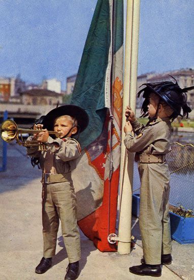 Cartes Postales Pop et  Kitsch des années 50, 70 et 70 Child soldiers/ Enfants soldats