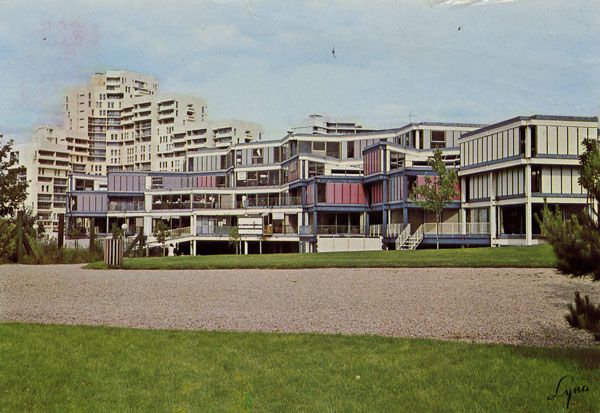 Cartes Postales Pop et  Kitsch des années 50, 70 et 70 Avec un peu d'aide de nos amis - Pop and kitsch vintage postcards from the fifties, the sixties and the seventies : NANTERRE 92000 (Hauts-de-Seine) bUnité pédagogique d'Architectures UPA 1 - UPA 5